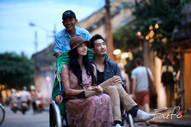 Ngô Thanh Vân vào vai nữ nhà báo xinh đẹp trong chuyến công tác đến Hội An bất ngờ gặp chàng nhiếp ảnh gia lãng tử (Jimmy Kuang thủ vai).